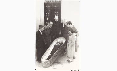 Angelino Patti: Cadavere di Abbondanza di Gangi, attorno alla salma i parenti, anni '50.