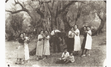 Angelino Patti: Scampagnata nell'uliveto della famiglia Lo Castro, anni '40.