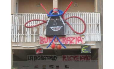 Il mostro della "Burocrazia" installata sul prospetto di uno dei palazzi sgomberati
