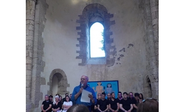 Il dottor Allone con i ragazzi del Camelot alla Badiazza. In fondo, presso la parete dell'Abside centrale, Il Nettuno e le Sirene di Gaetano Chiarenza