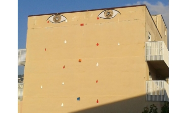 Gli occhi realizzati sul prospetto di uno dei palazzi sgomberati