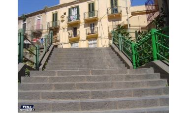 La prima rampa della Scalinata Santa Barbara