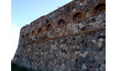 Il perimetro esterno delle mura difensive di Forte Schiaffino