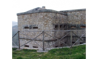 Uno dei baluardi che sorveglia l'accesso di Forte dei Centri