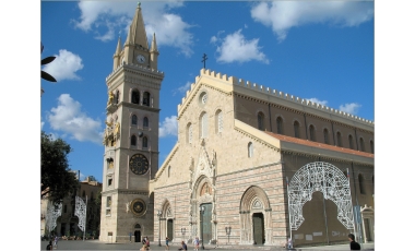 Una foto di Piazza Duomo con la cattedrale e il campanile