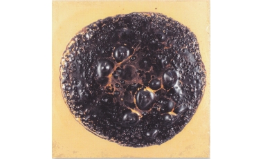 Stello Quartarone: Reperto, 2012, tecnica mista metalli argilla, pece nera, colori, 31 x 31 cm.
