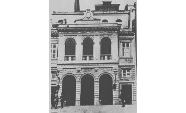 Una vecchia cartolina postale con il prospetto principale del Teatro della Munizione
