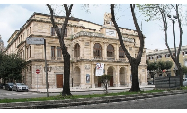 Il prospetto del Teatro da Via Garibaldi