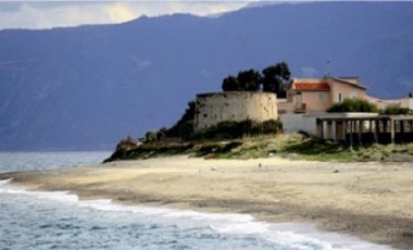 La torre bianca sulla spiaggia tirrenica