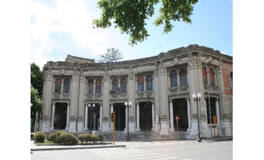 Il Palazzo Mariani su Piazza Antonello