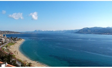 Una foto dello Stretto di Messina dalla costa Siciliana